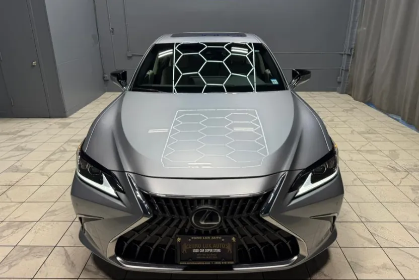 2025 Lexus ES 300h photo 1