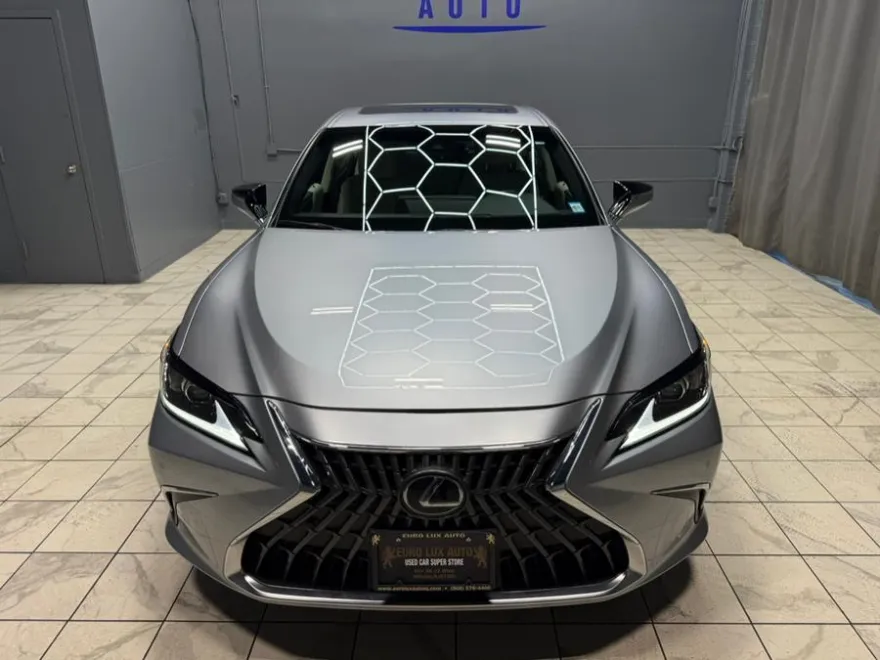 2025 Lexus ES 300h photo 1