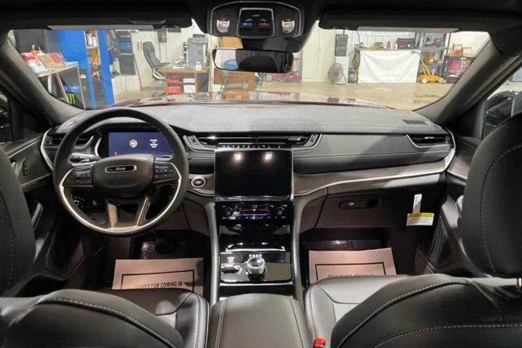 2025 Jeep Grand Cherokee Limited photo 1