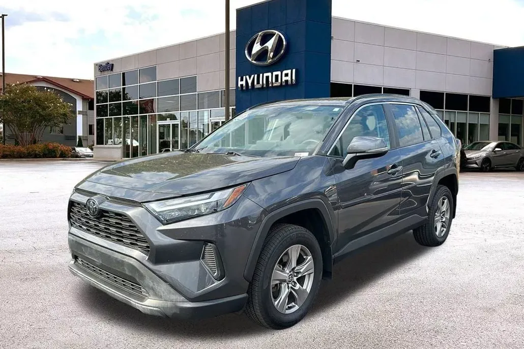 2022 Toyota RAV4 XLE photo 1