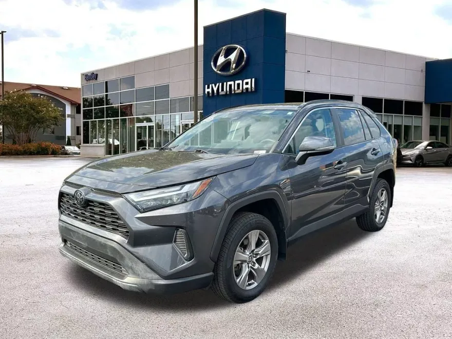 2022 Toyota RAV4 XLE photo 1
