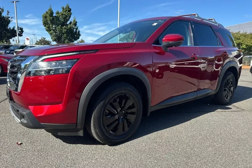 2023 Nissan Pathfinder SL photo 1
