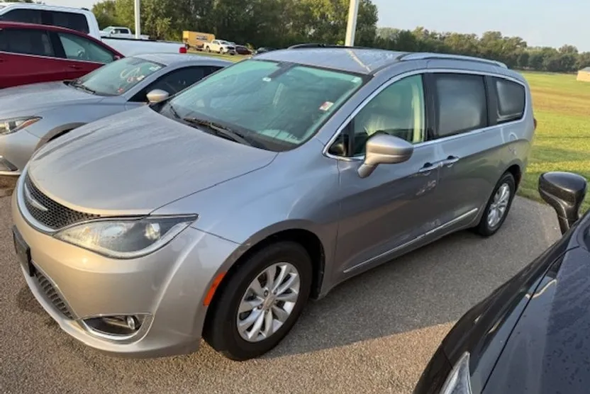 2019 Chrysler Pacifica Touring L photo 1