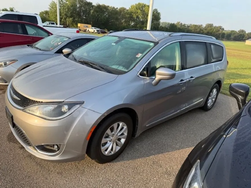 2019 Chrysler Pacifica Touring L photo 1