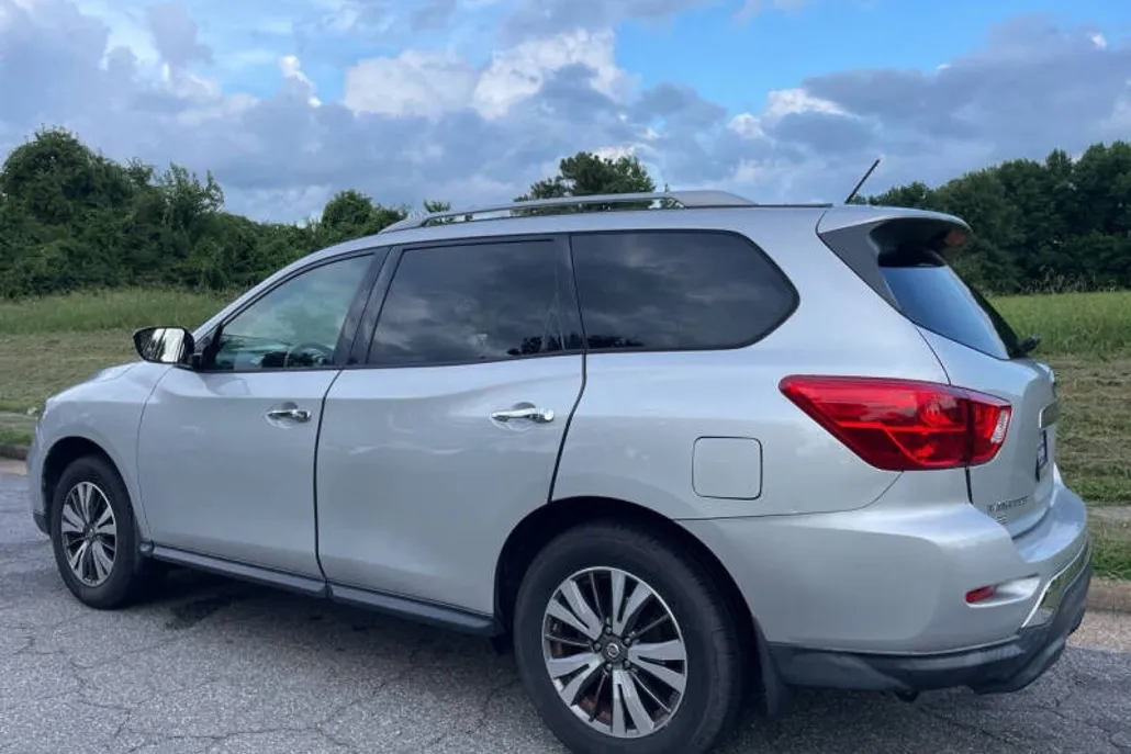 2017 Nissan Pathfinder SL photo 1
