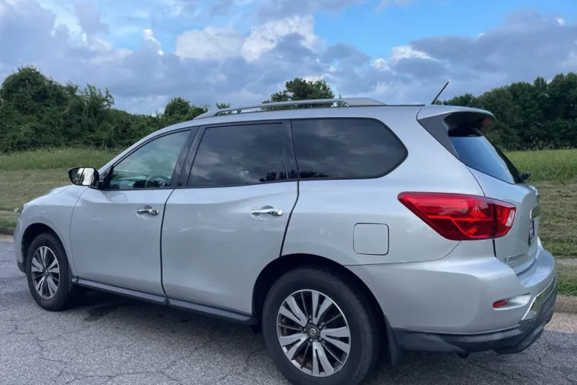 2017 Nissan Pathfinder SL photo 1