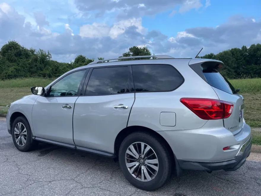 2017 Nissan Pathfinder SL photo 1