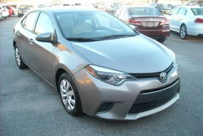 2015 Toyota Corolla LE photo 1