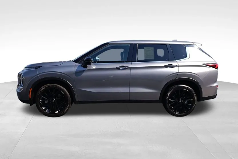 2024 Mitsubishi Outlander SE photo 1