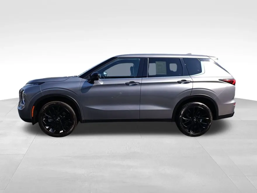 2024 Mitsubishi Outlander SE photo 1