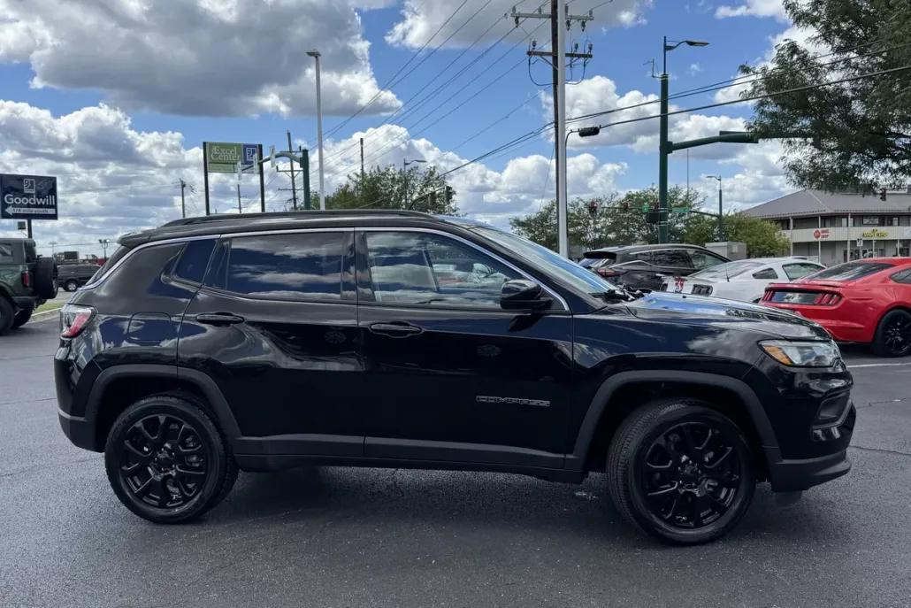 2022 Jeep Compass Latitude Lux photo 1