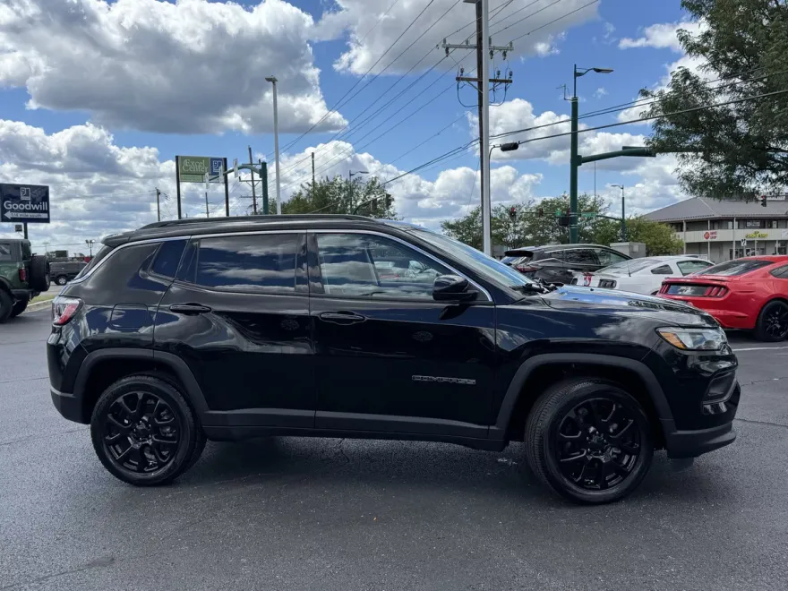 2022 Jeep Compass Latitude Lux photo 1