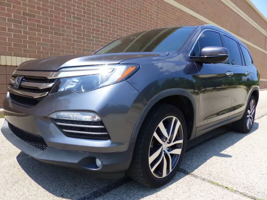 2017 Honda Pilot Touring photo 1