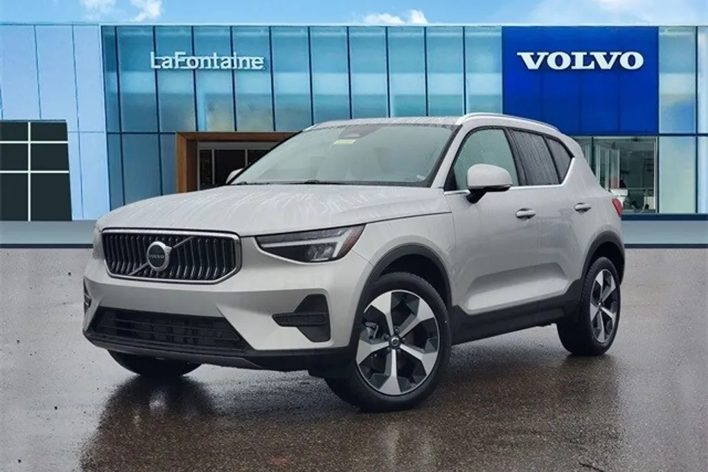 2025 Volvo XC40 Core photo 1