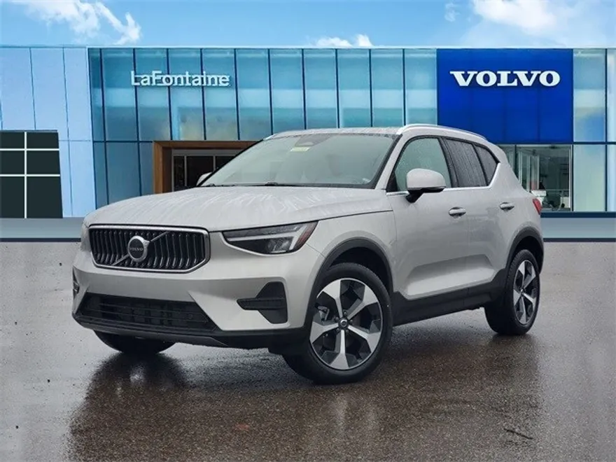 2025 Volvo XC40 Core photo 1