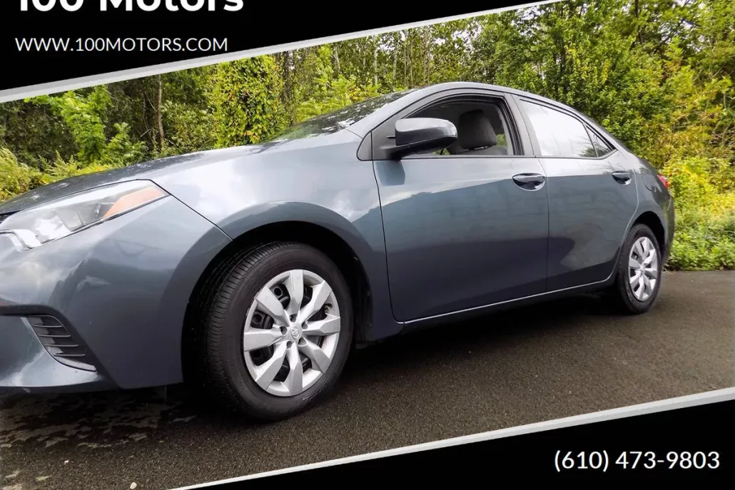 2015 Toyota Corolla LE photo 1