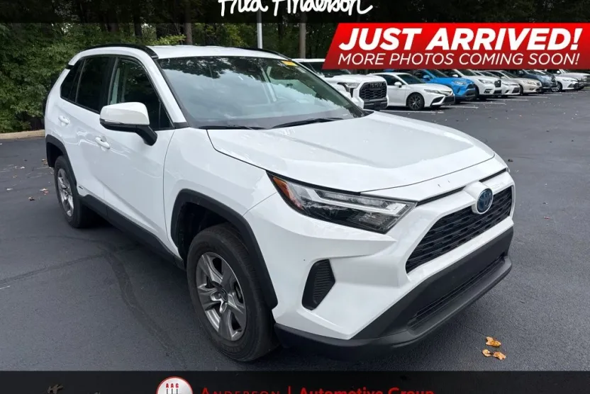 2024 Toyota RAV4 Hybrid XLE photo 1