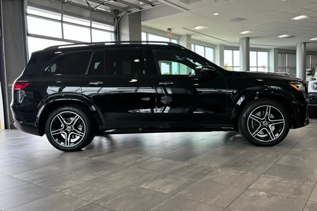 2025 Mercedes Benz GLS 450 4MATIC photo 1