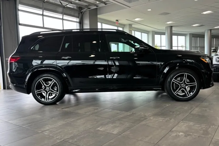 2025 Mercedes Benz GLS 450 4MATIC photo 1