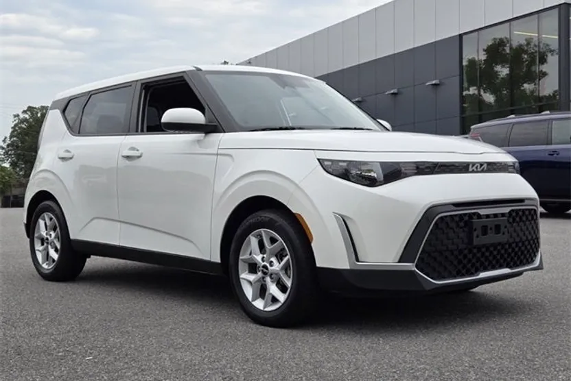 2024 Kia Soul LX photo 1