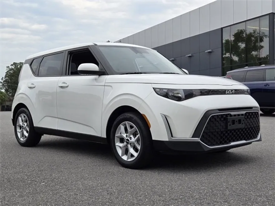 2024 Kia Soul LX photo 1