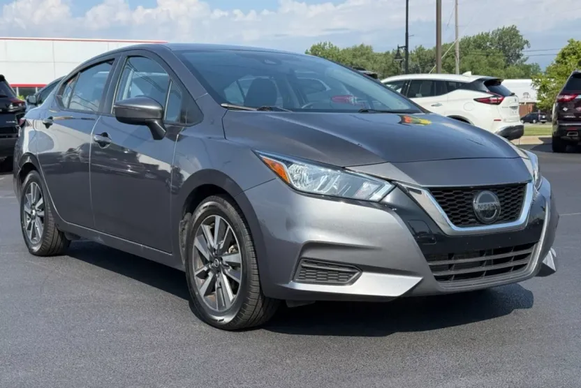 2021 Nissan Versa SV photo 1