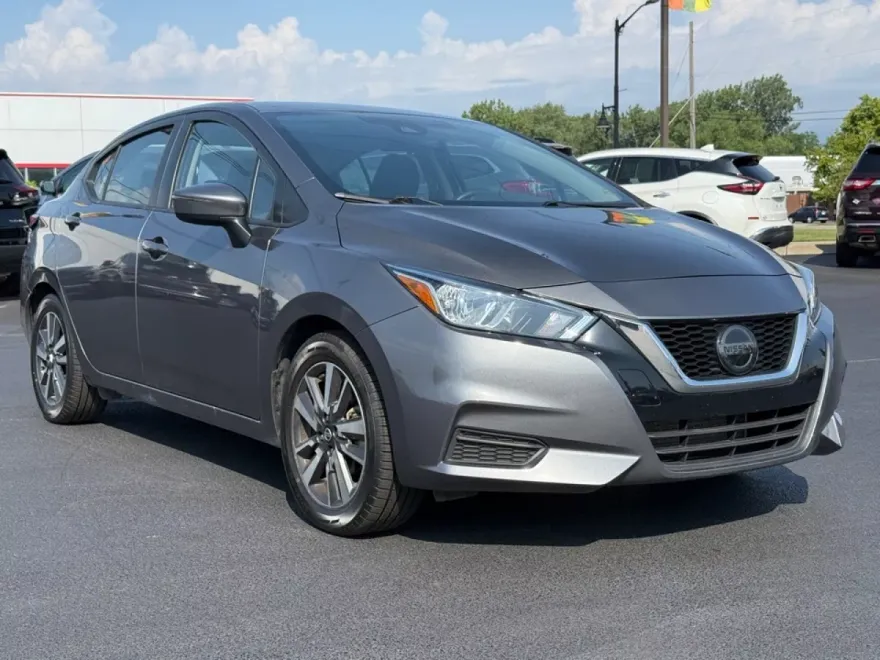 2021 Nissan Versa SV photo 1