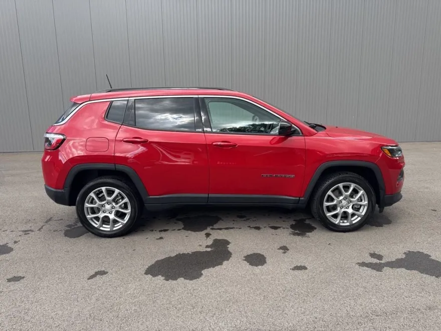 2023 Jeep Compass Latitude Lux photo 1