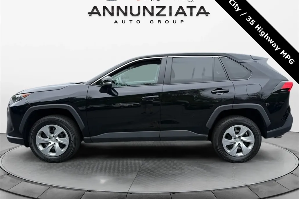2022 Toyota RAV4 LE photo 1