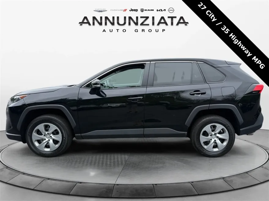2022 Toyota RAV4 LE photo 1