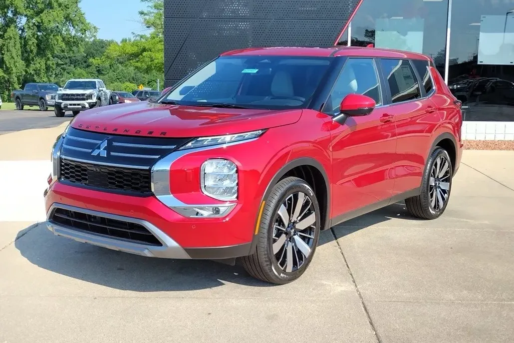 2025 Mitsubishi Outlander SE photo 1