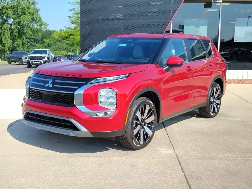 2025 Mitsubishi Outlander SE photo 1