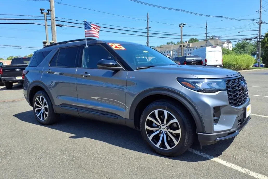 2025 Ford Explorer ST-Line photo 1