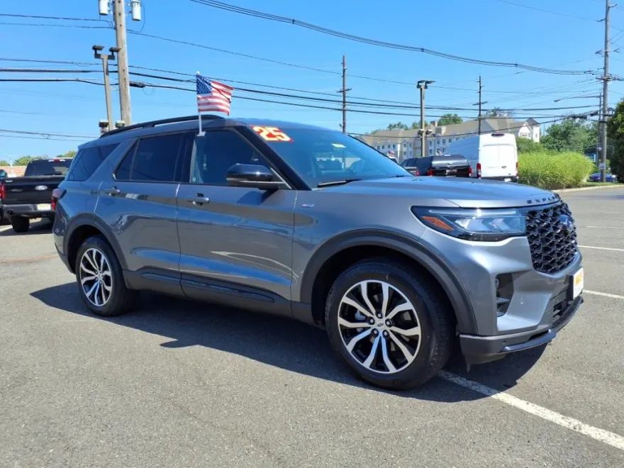 2025 Ford Explorer ST-Line photo 1