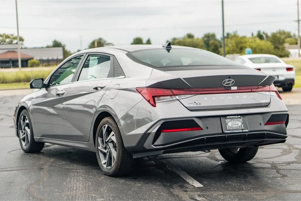 2024 Hyundai Elantra Limited photo 1