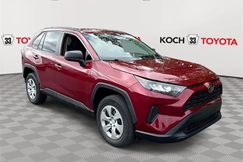 2021 Toyota RAV4 LE photo 1