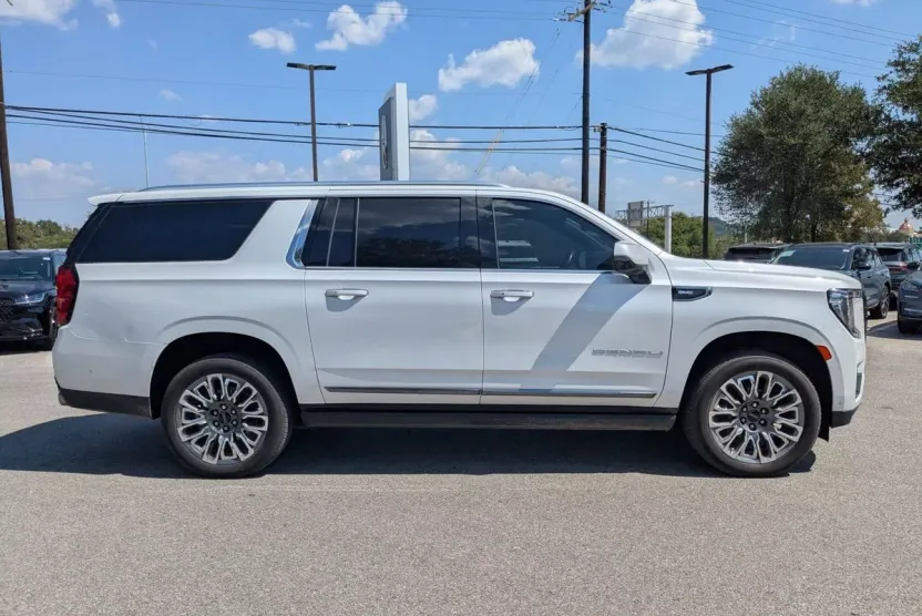 2023 Gmc Yukon XL Denali Ultimate photo 1