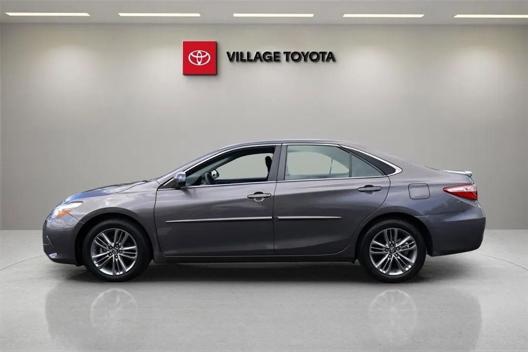 2017 Toyota Camry XLE photo 1