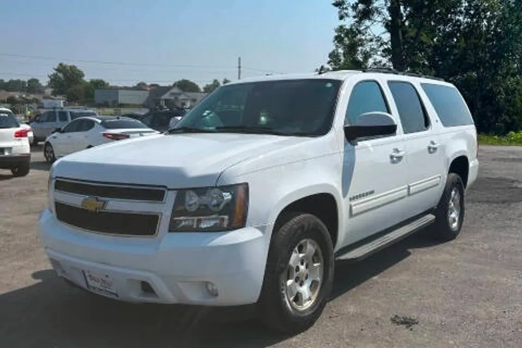 2013 Chevrolet Suburban LT photo 1