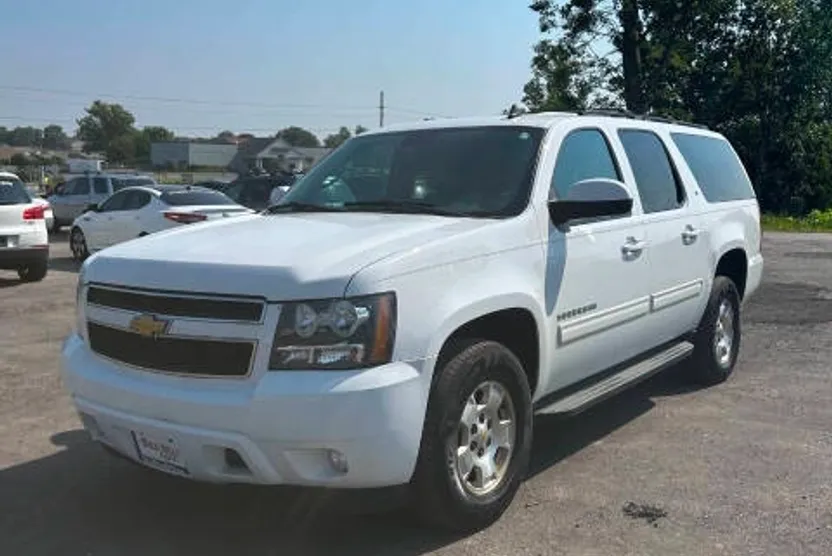 2013 Chevrolet Suburban LT photo 1