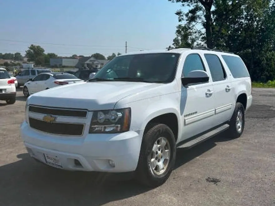 2013 Chevrolet Suburban LT photo 1
