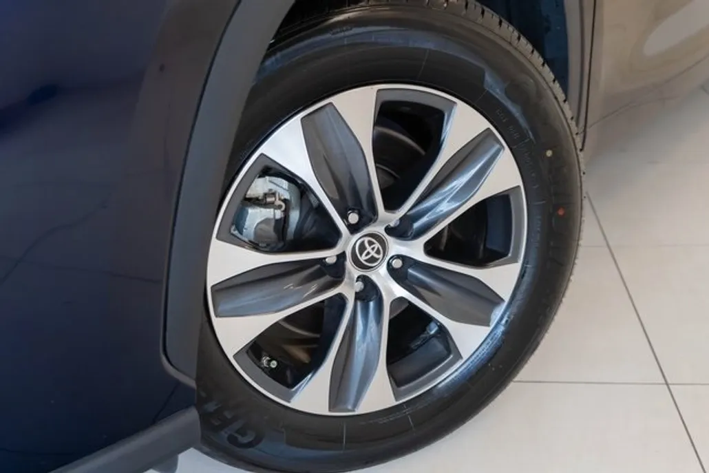 2023 Toyota Highlander L photo 1