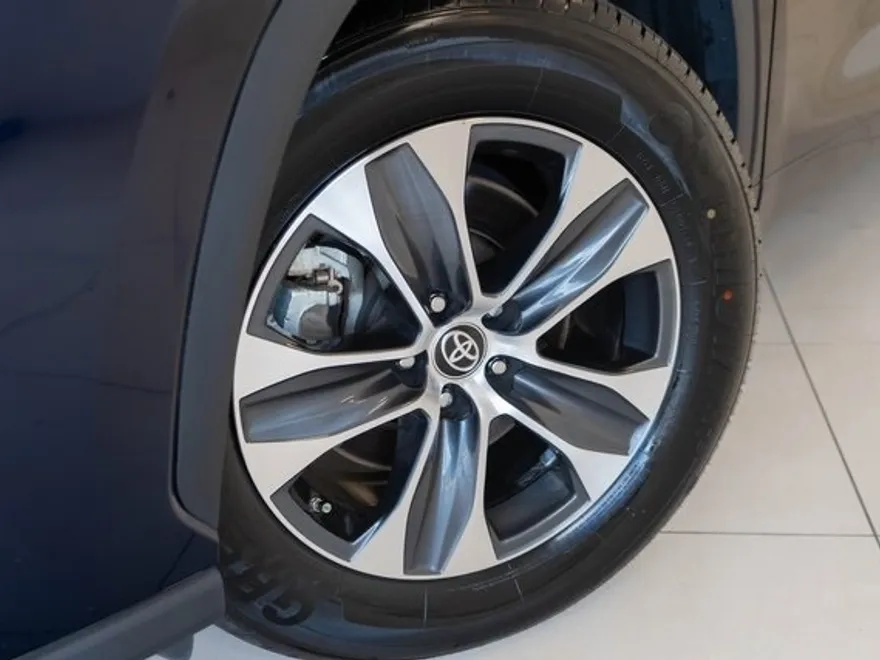 2023 Toyota Highlander L photo 1