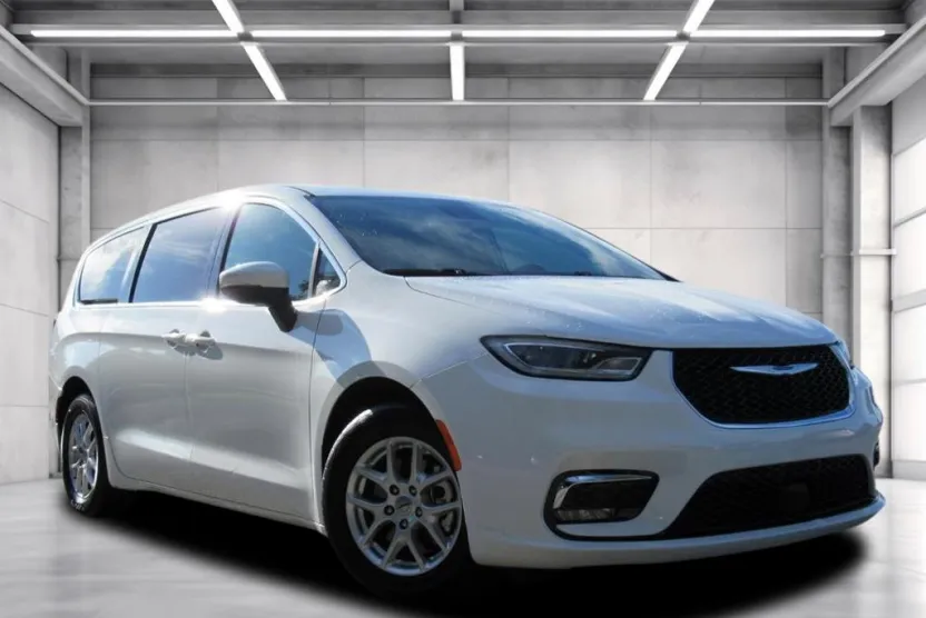 2023 Chrysler Pacifica Touring L photo 1