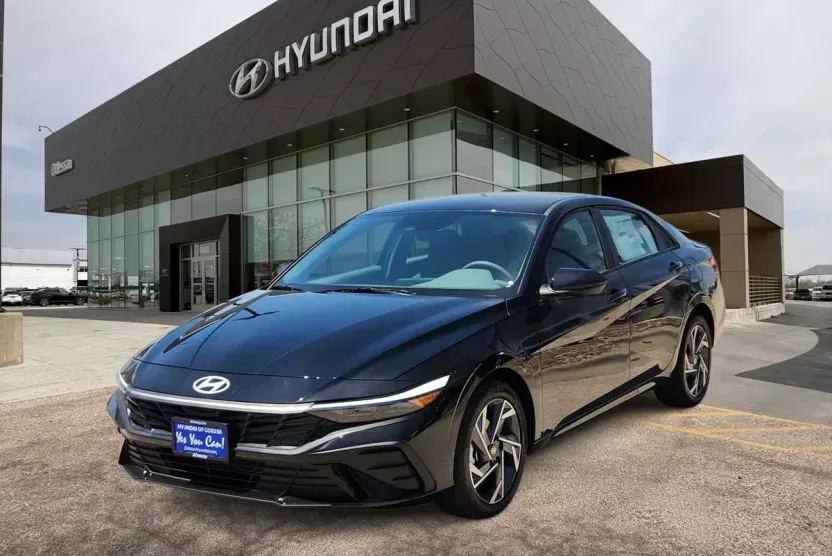 2025 Hyundai Elantra SEL Sport photo 1