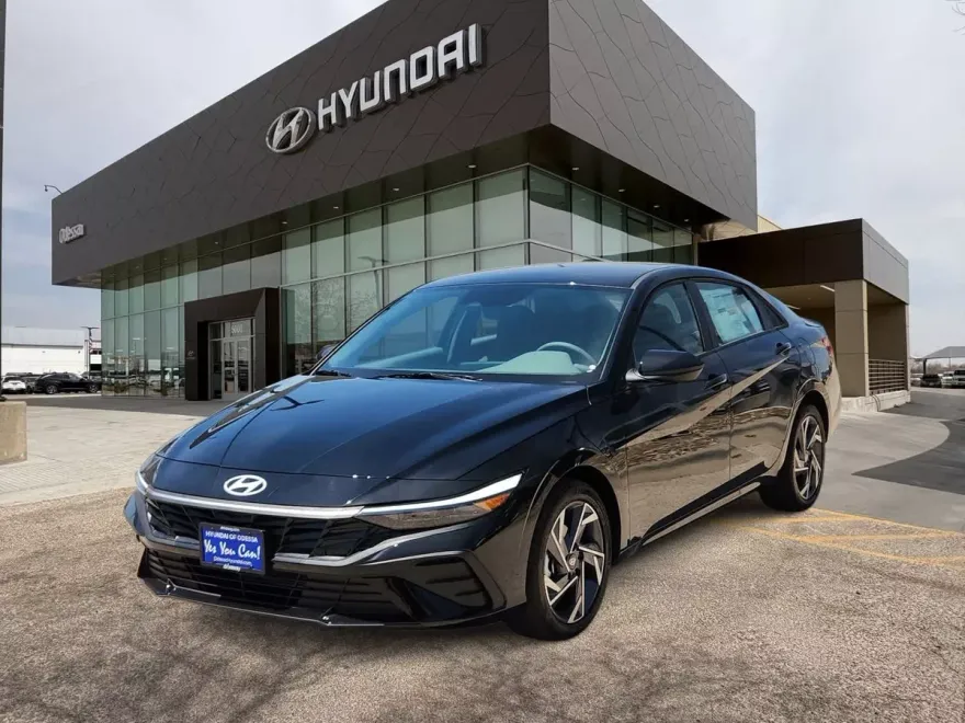 2025 Hyundai Elantra SEL Sport photo 1