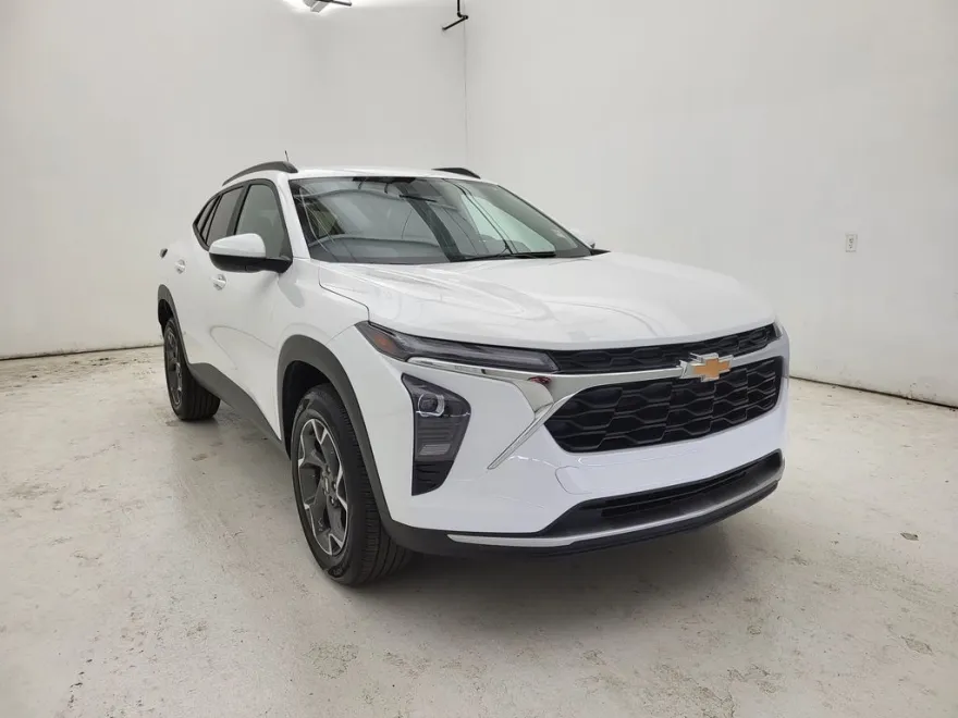 2024 Chevrolet Trax LT photo 1