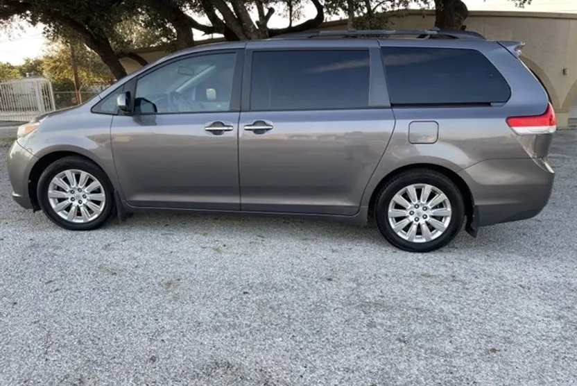 2011 Toyota Sienna Limited photo 1