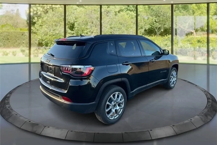 2025 Jeep Compass Latitude photo 1