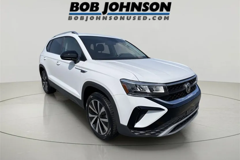 2022 Volkswagen Taos SE photo 1